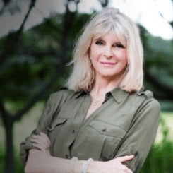 Marisa Peer-min a woman with blonde hair