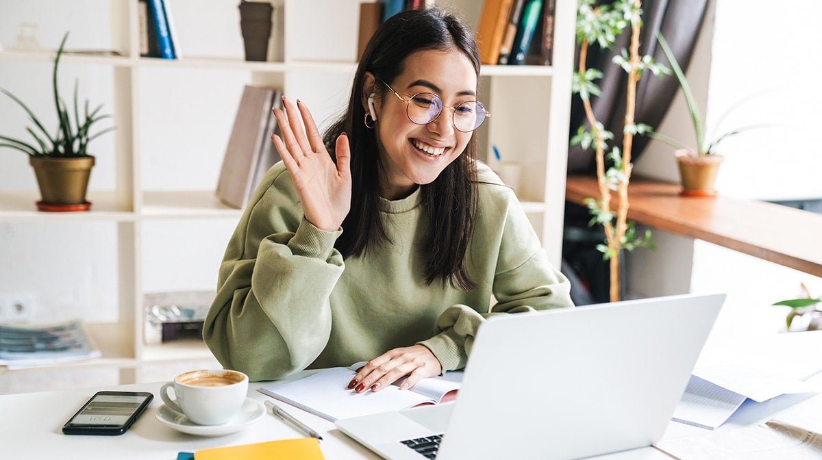 Weekly-Interactive-Peer-Coaching-Labs-min a woman sitting at a table with her hand up