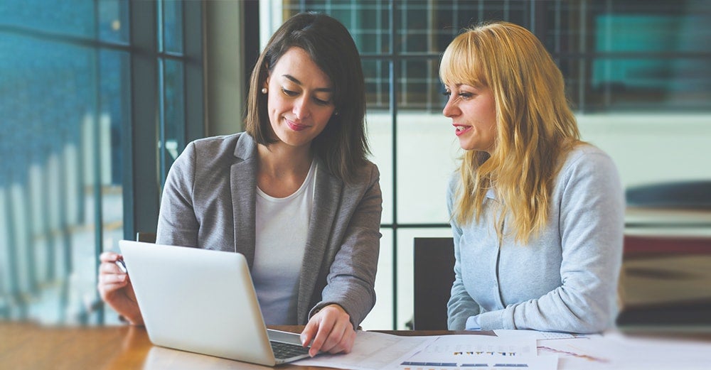sp1-min 2 women having a coaching business meeting